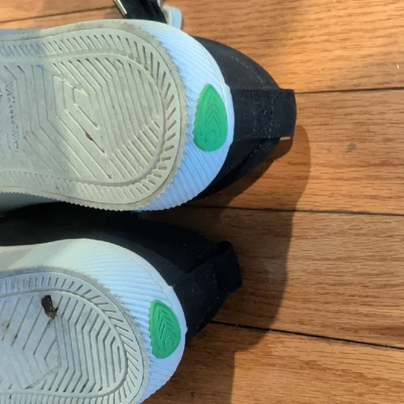 EUC Cariuma Women's Black Canvas Low-Top Sneakers w/ 2 sets of Laces - Picture 5 of 7